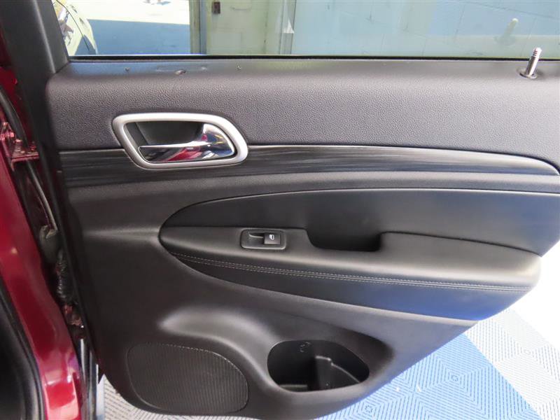 Used 2019 Jeep Grand Cherokee Laredo image 32