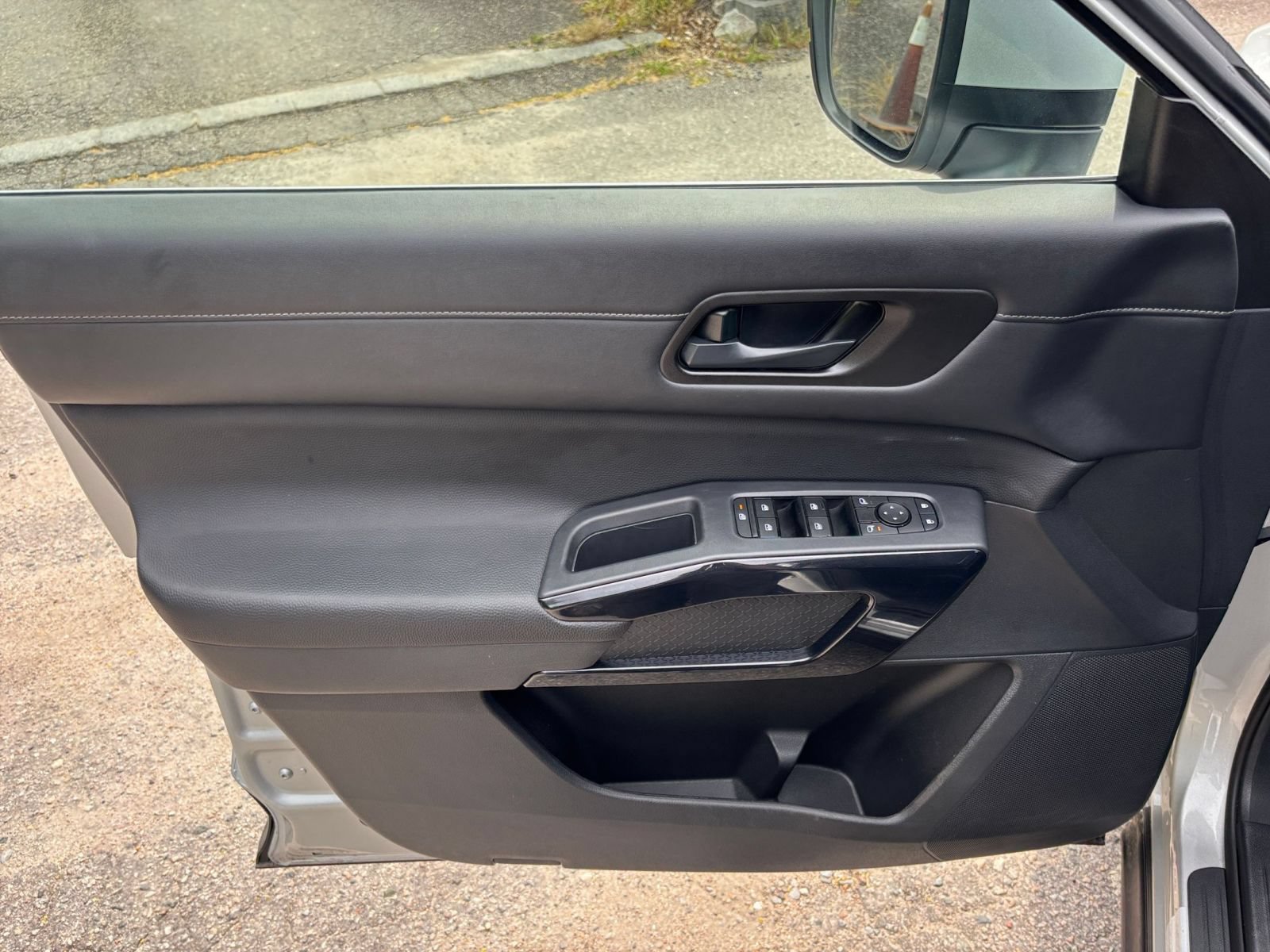 Used 2025 Nissan Pathfinder SV FWD image 18