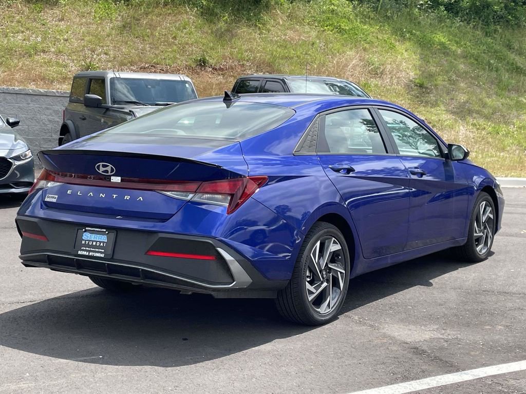 Used 2025 Hyundai Elantra Sport FWD image 3