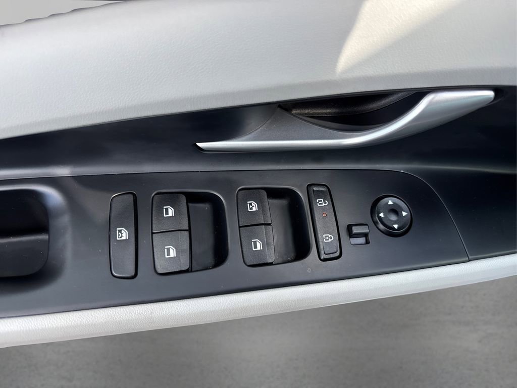 Used 2025 Hyundai Elantra Limited image 34