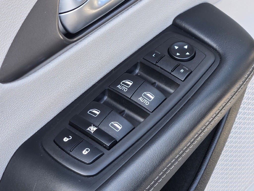 Used 2023 Chrysler Pacifica Touring-L FWD image 23