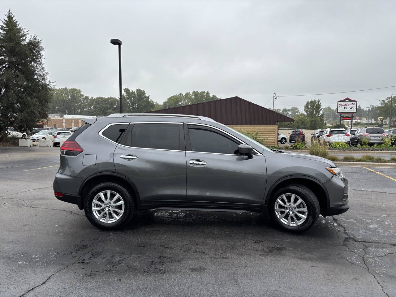 Used 2018 Nissan Rogue SV w/ Sun & Sound Touring Package AWD/4WD image 10