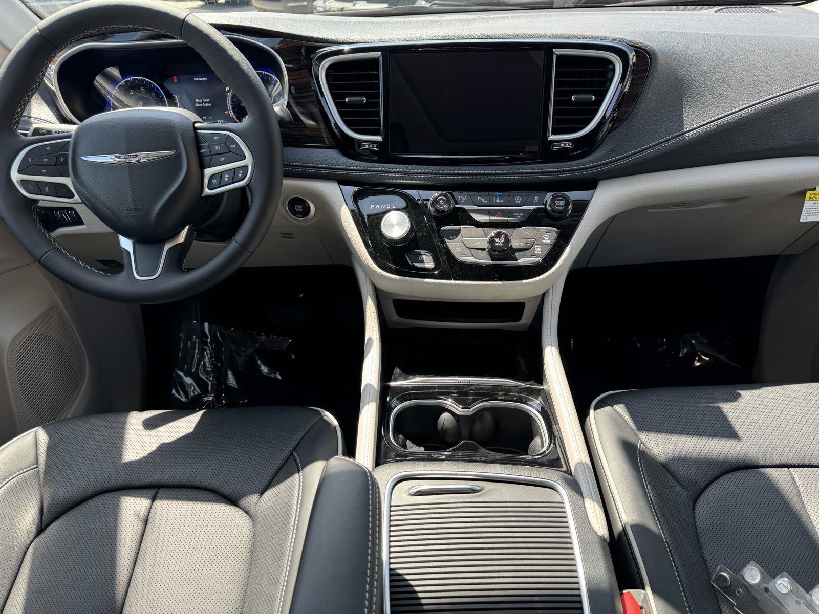 New 2024 Chrysler Pacifica Limited FWD image 7