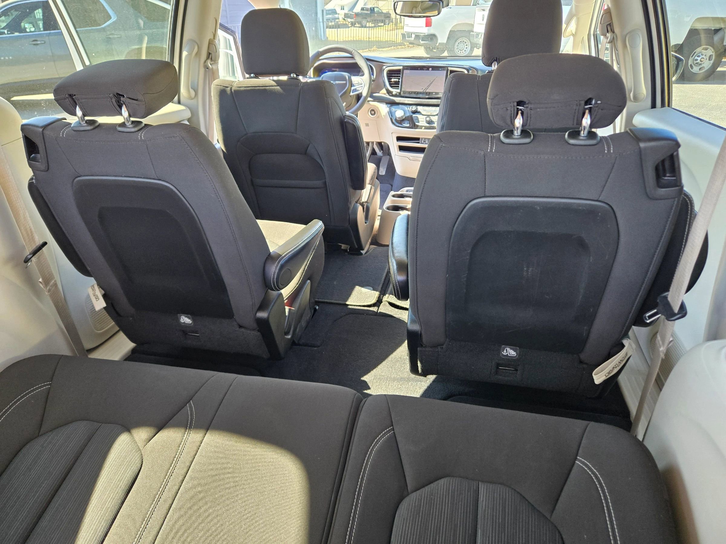 Used 2022 Chrysler Voyager LX image 45