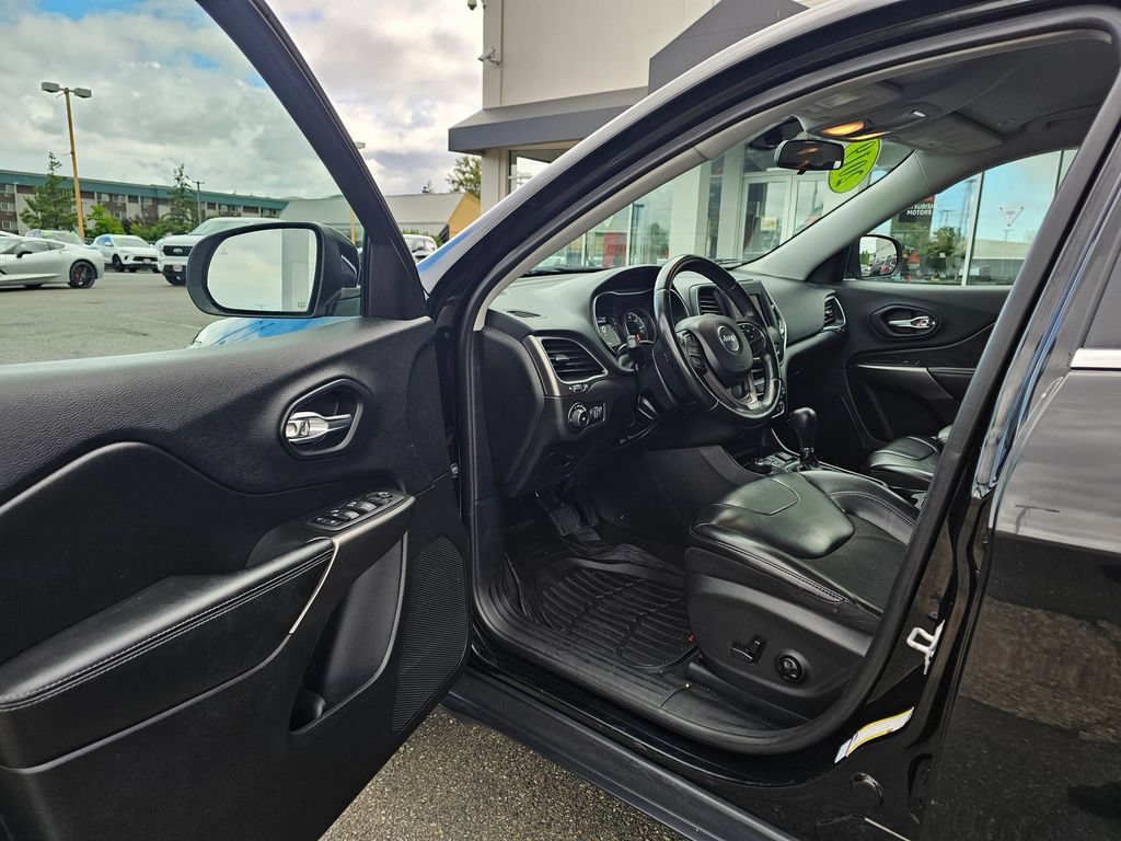 Used 2019 Jeep Cherokee Latitude Plus AWD/4WD image 16