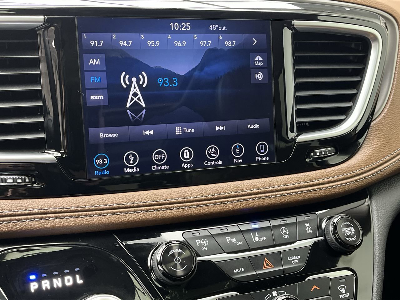 Used 2018 Chrysler Pacifica Limited w/ Tire & Wheel Group FWD image 18