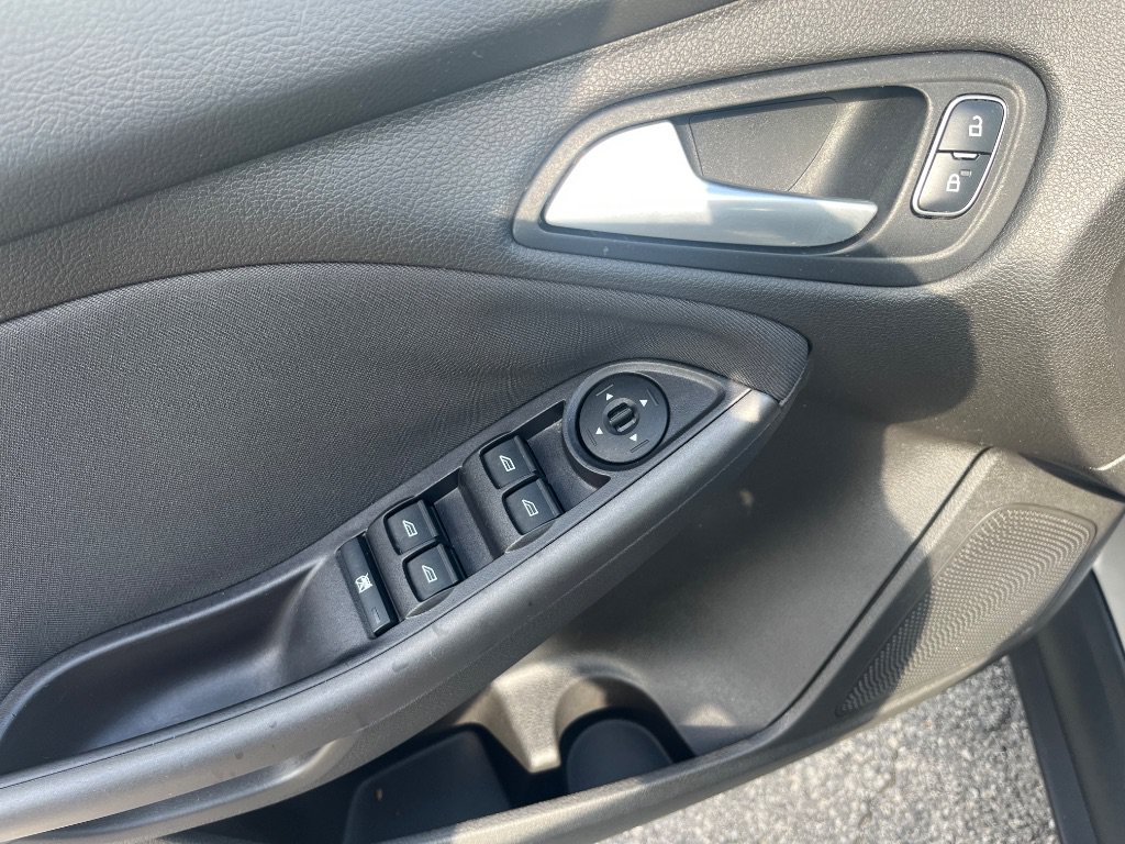 Used 2016 Ford Focus SE w/ Equipment Group 201A FWD image 23