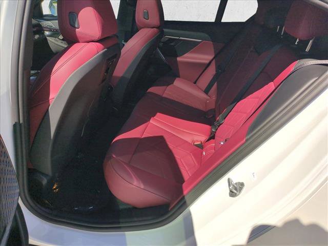 Used 2025 BMW 550e xDrive w/ Premium Package image 21