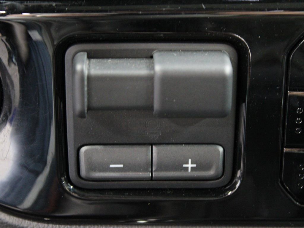 Used 2023 Chevrolet Silverado 1500 ZR2 image 65