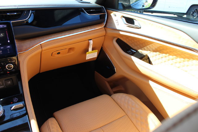 Used 2024 Jeep Grand Cherokee Summit AWD/4WD image 43