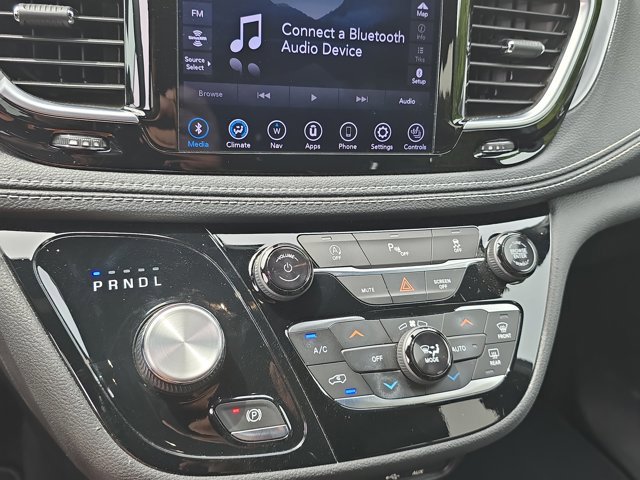Used 2018 Chrysler Pacifica Limited w/ S Appearance Package FWD image 14