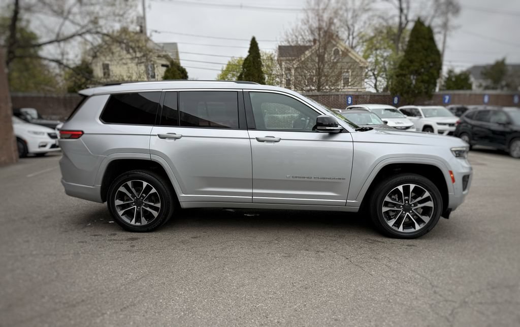 Used 2023 Jeep Grand Cherokee L Overland w/ Advanced Protech Group III AWD/4WD image 4