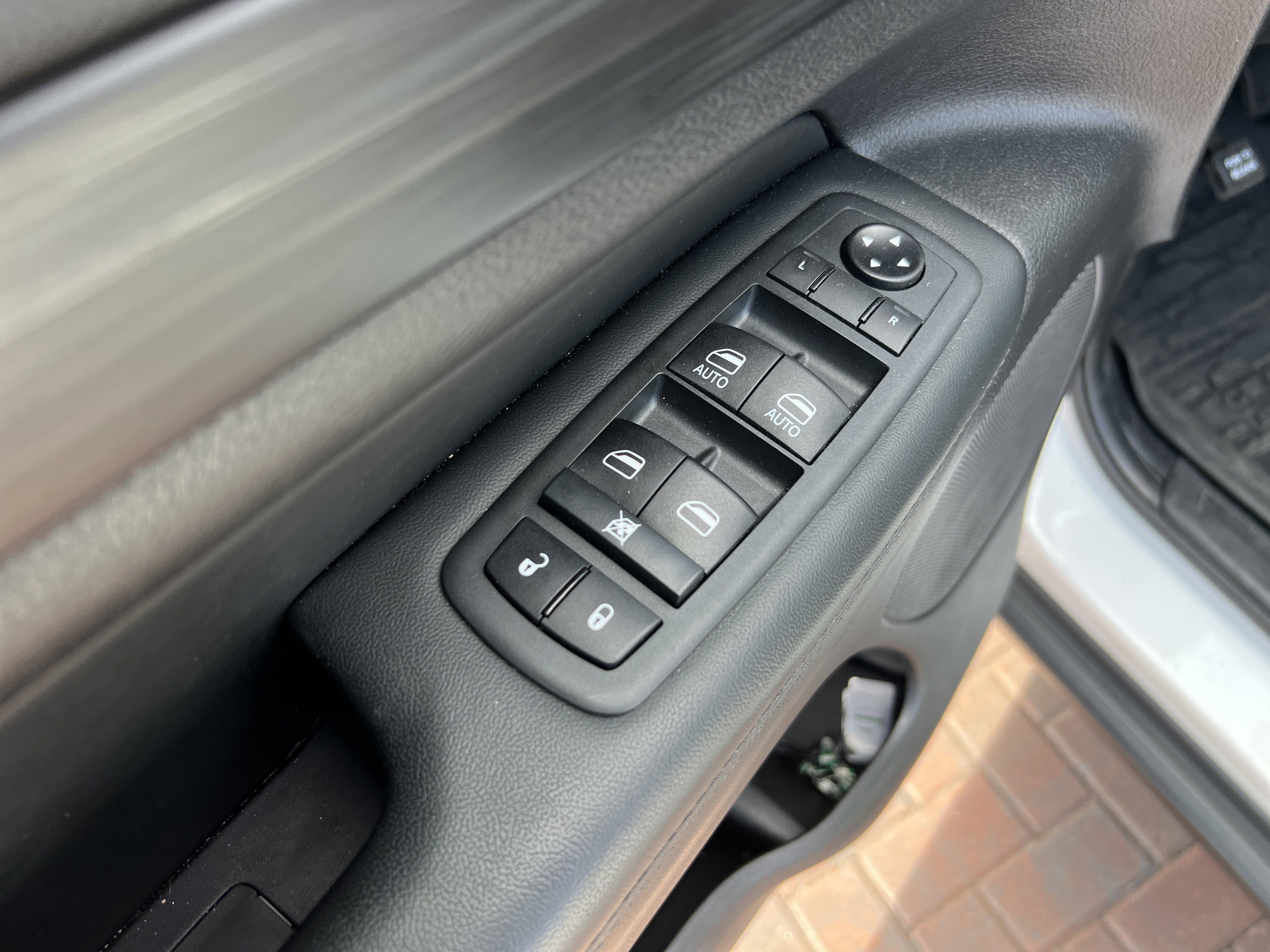 Used 2020 Jeep Grand Cherokee Laredo image 15