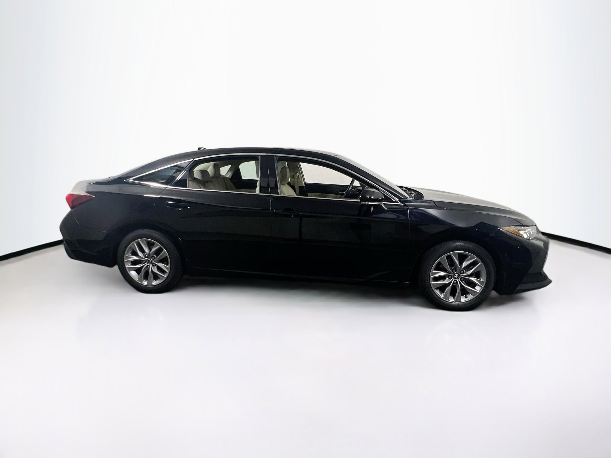 Used 2019 Toyota Avalon XLE image 4