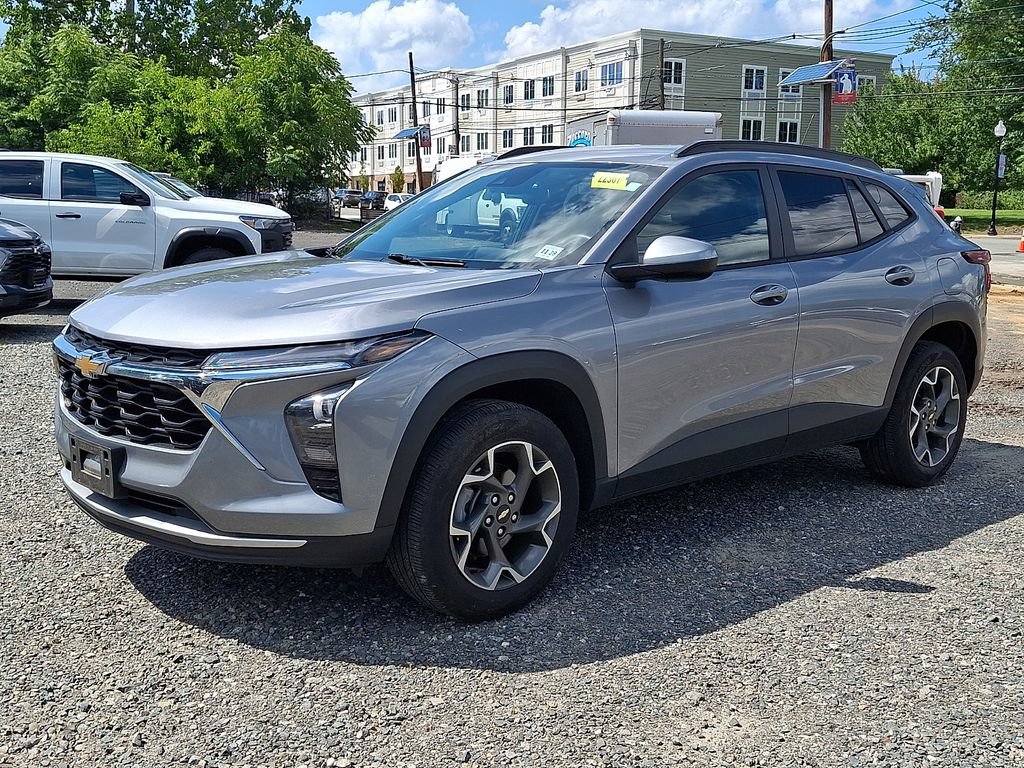 Used 2025 Chevrolet Trax LT w/ Driver Confidence Package FWD image 3