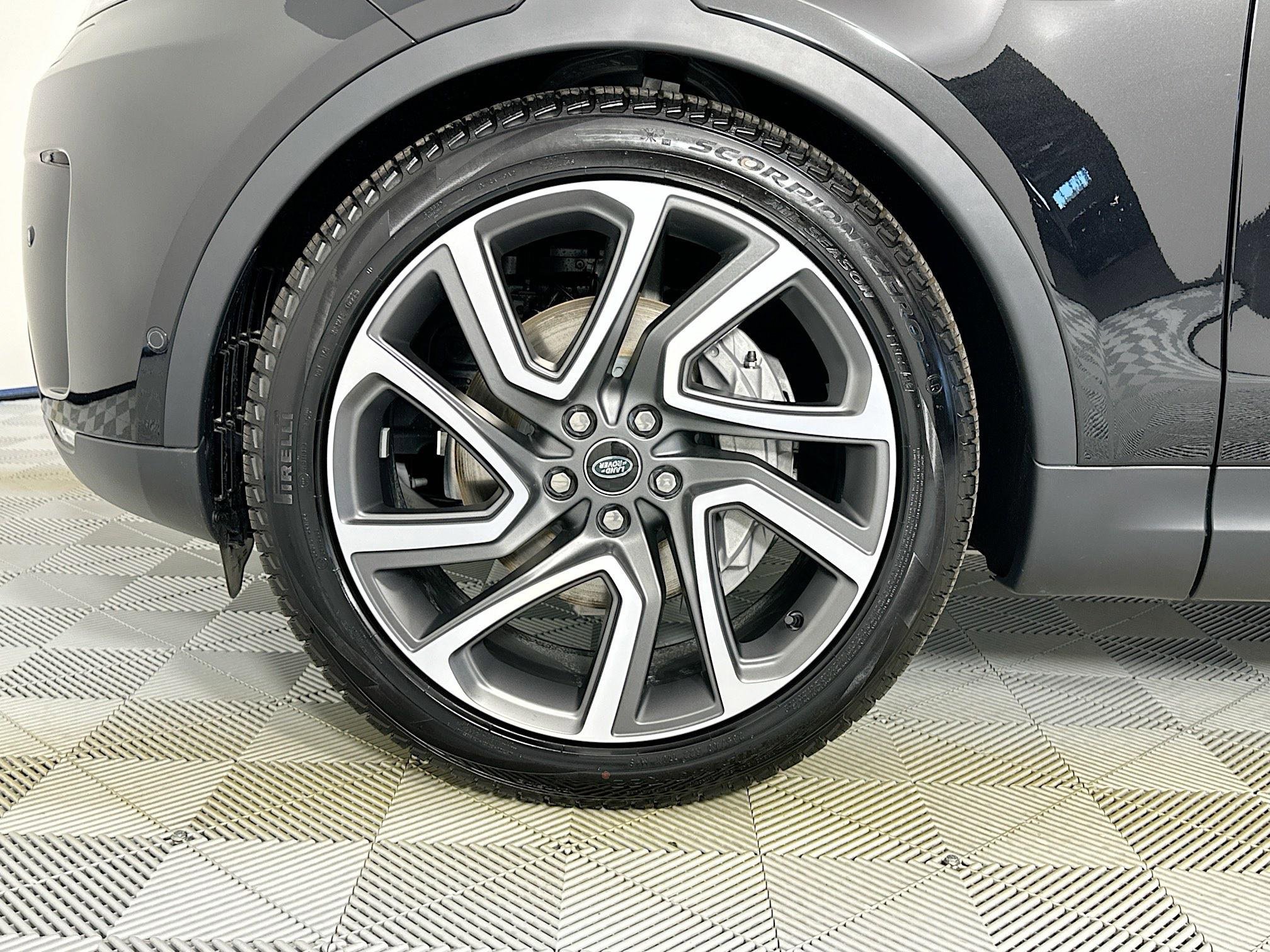 Used 2025 Land Rover Discovery S image 9