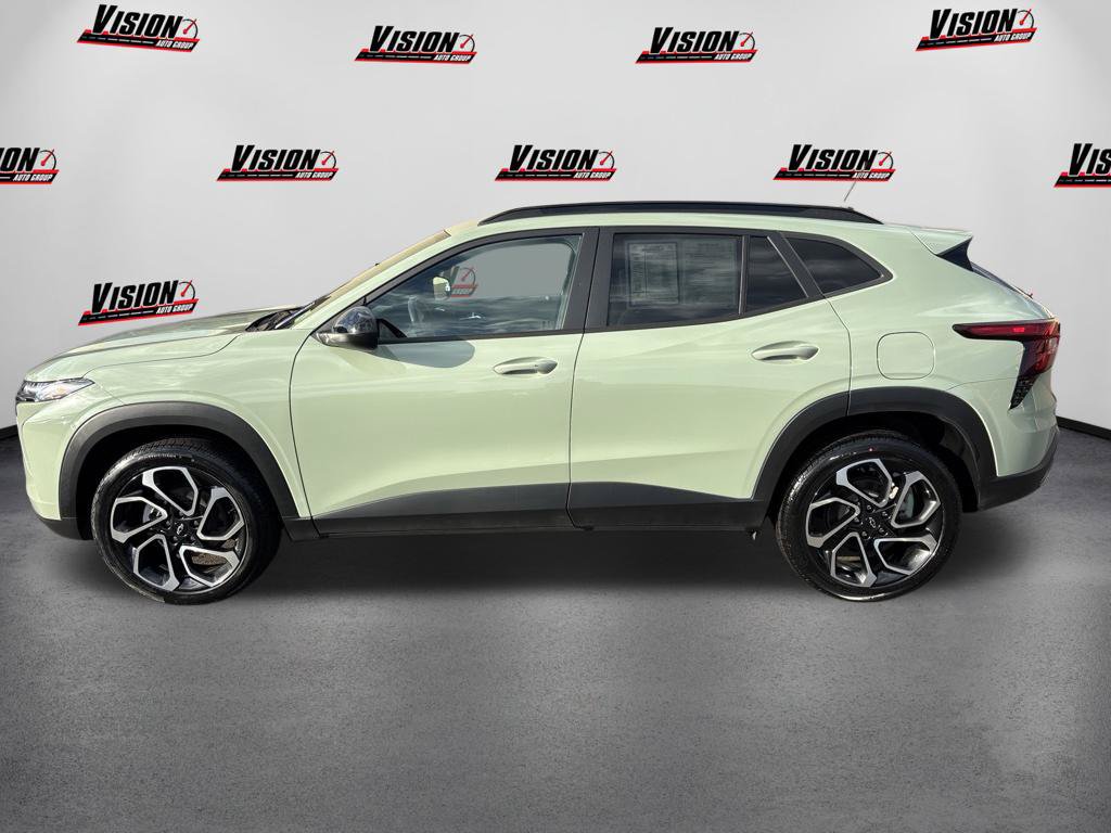 Used 2024 Chevrolet Trax RS FWD image 2