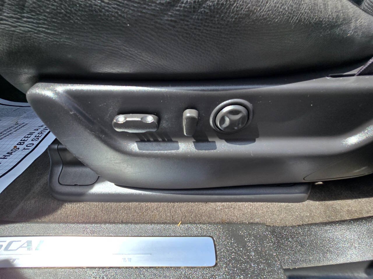 Used 2014 Cadillac Escalade Platinum AWD/4WD image 17