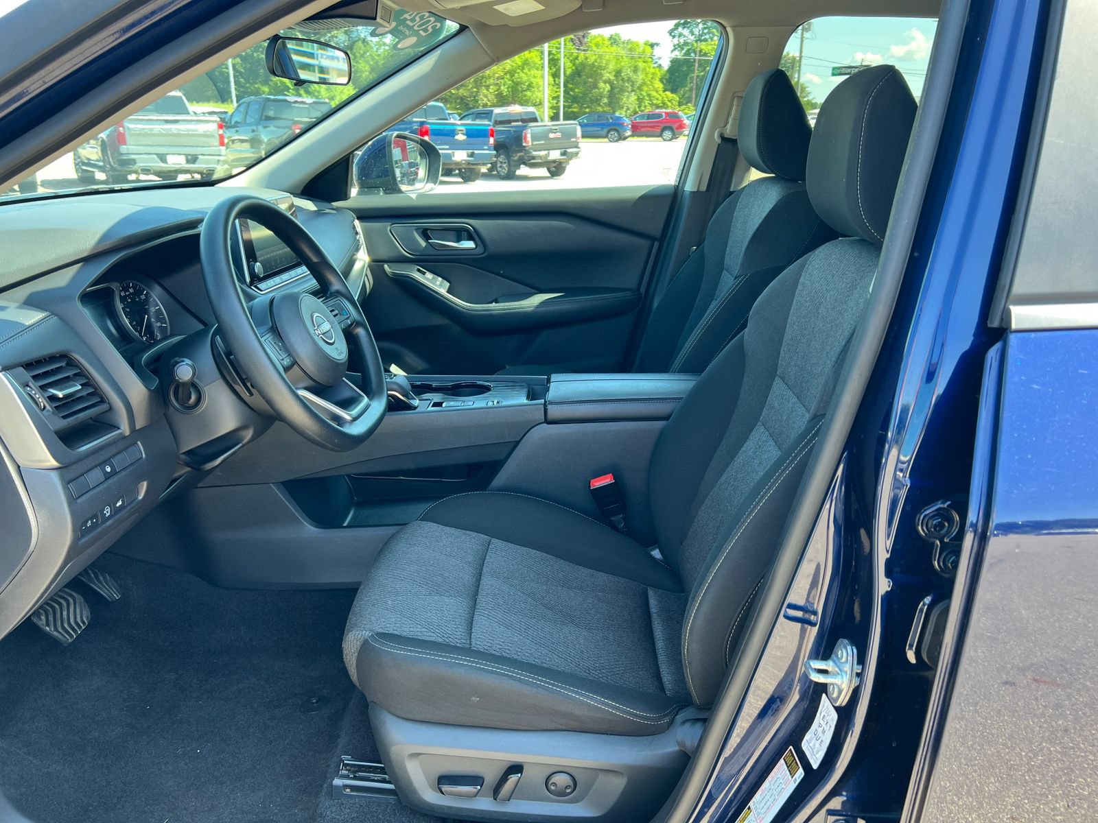 Used 2024 Nissan Rogue SV FWD image 3