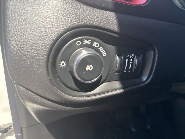 Used 2015 Jeep Renegade Trailhawk AWD/4WD image 18