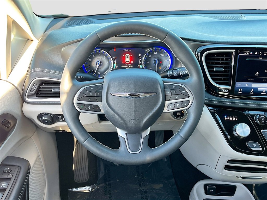 Certified 2024 Chrysler Pacifica Touring-L image 22