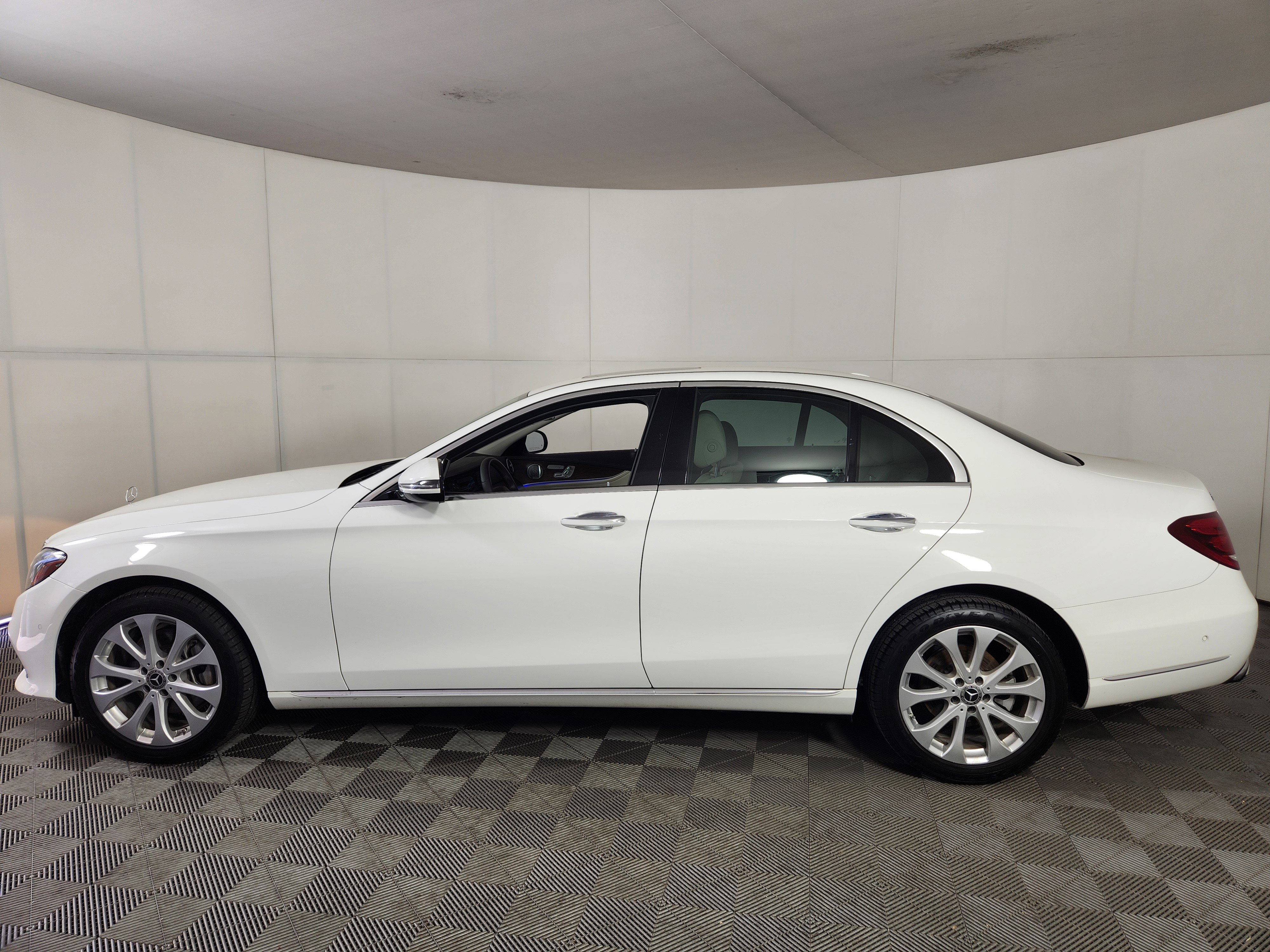 Used 2018 Mercedes-Benz E 300 4MATIC image 4