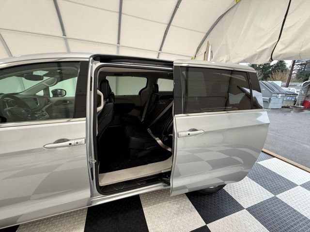Used 2024 Chrysler Pacifica Touring-L AWD/4WD image 17