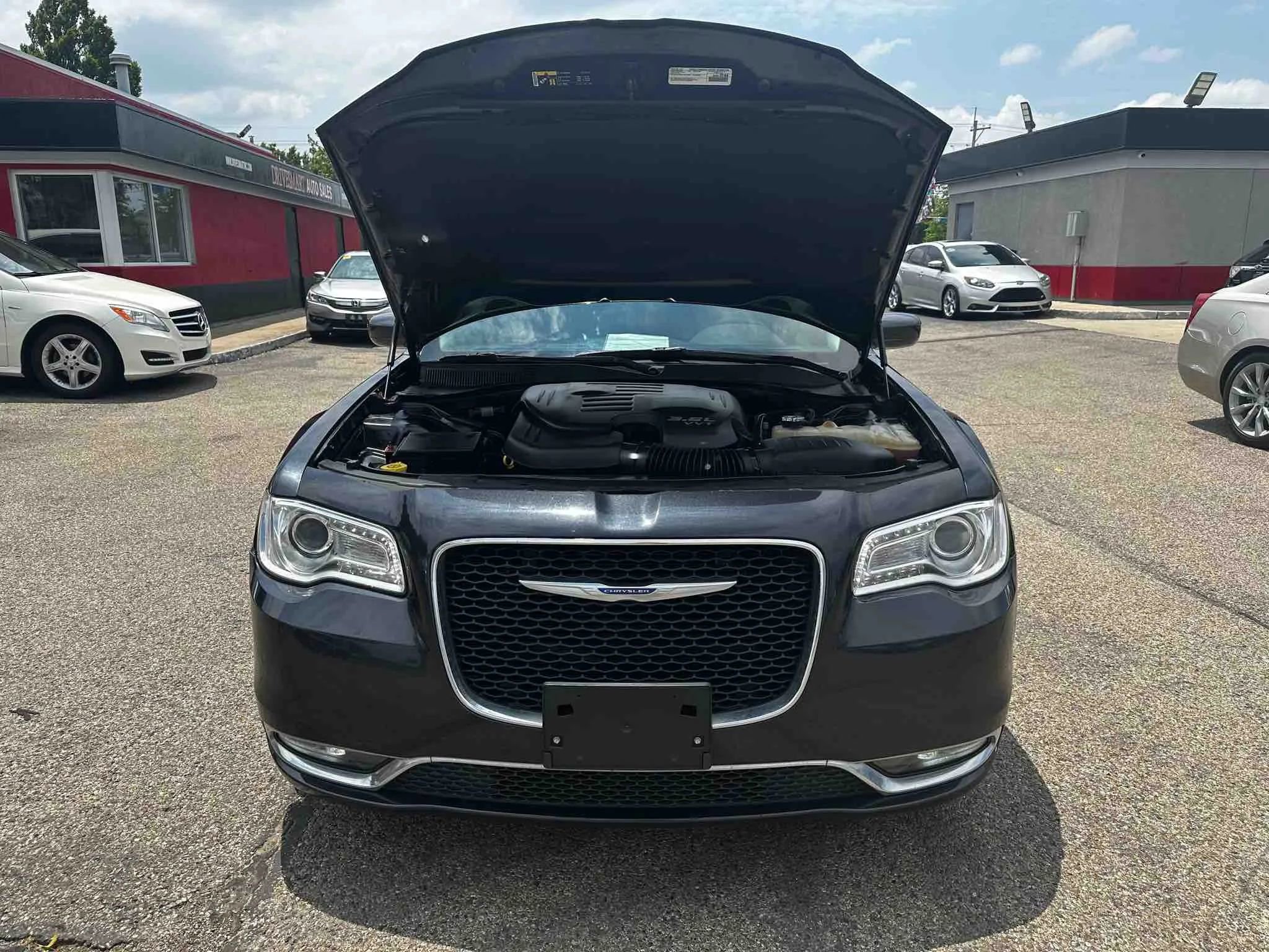 Used 2018 Chrysler 300 Touring w/ Driver Convenience Group image 15