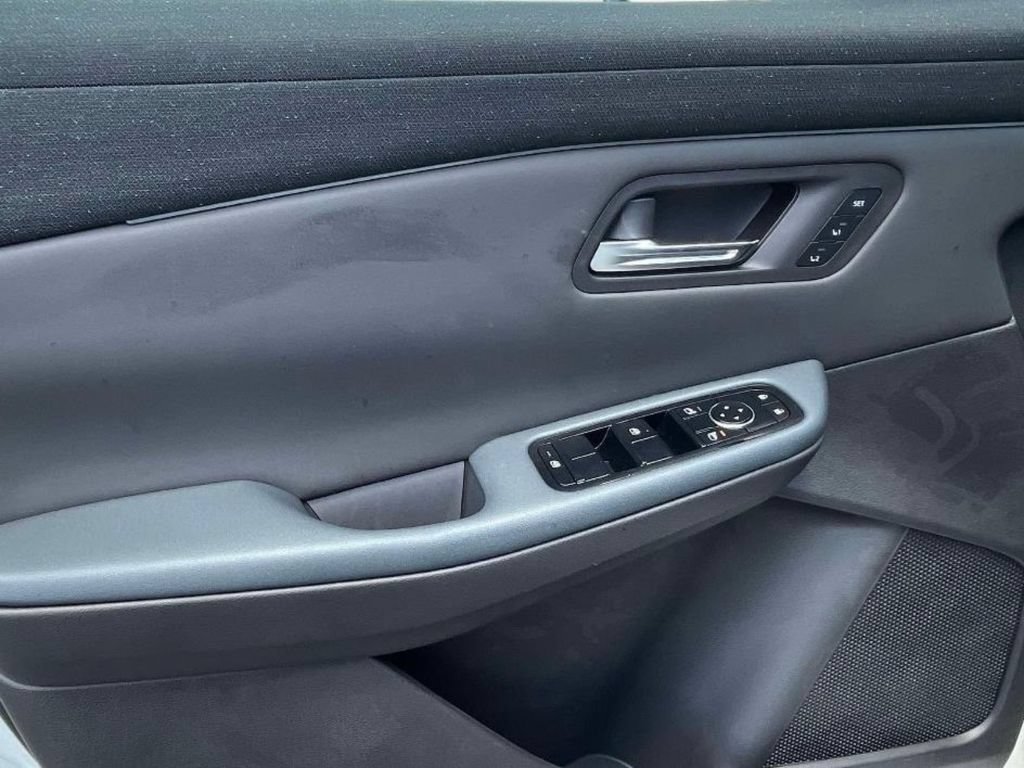 New 2026 Nissan Leaf Platinum+ w/ Floor Mat Package (Platinum+) FWD image 17