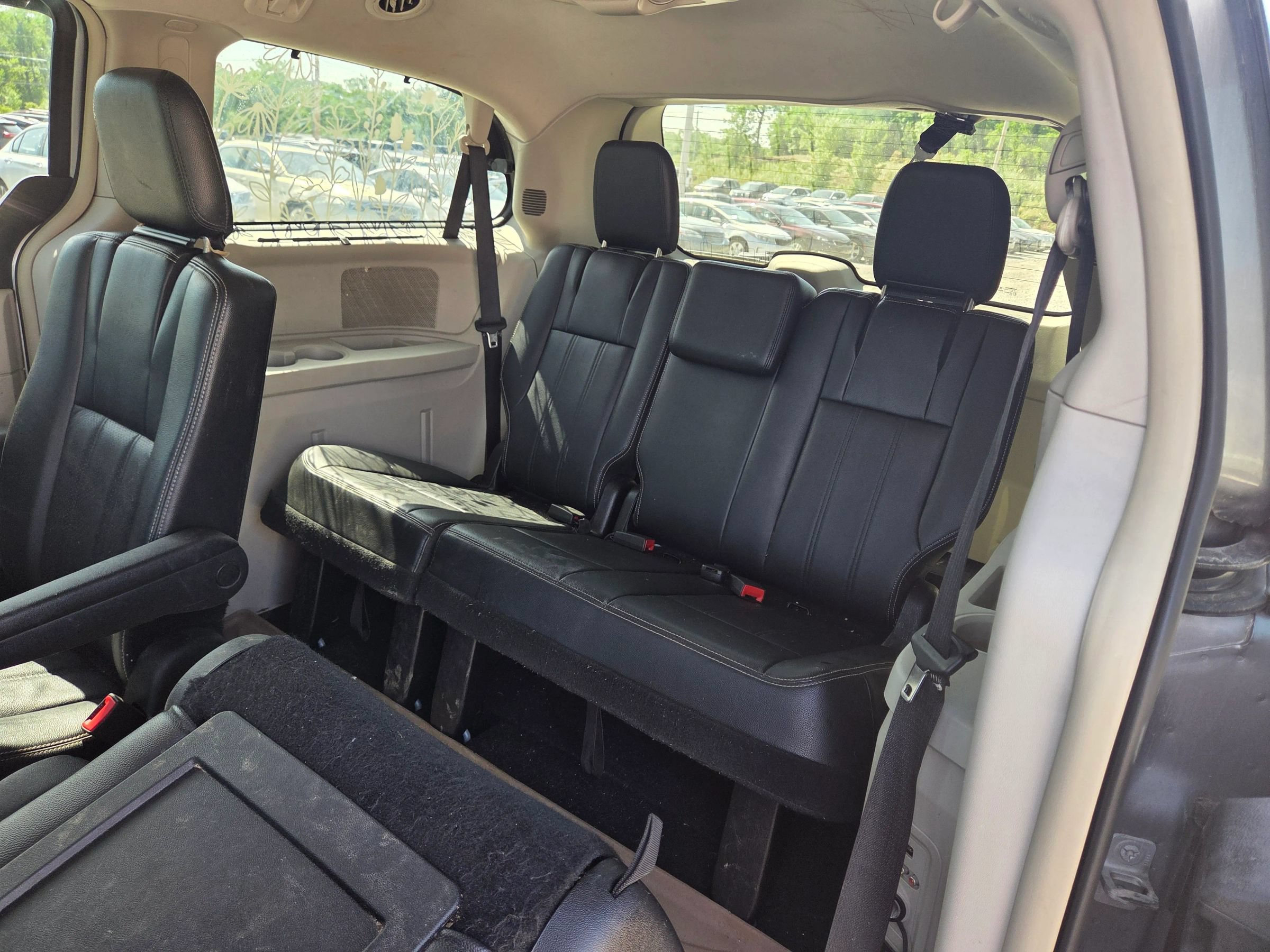 Used 2014 Chrysler Town & Country Touring-L FWD image 17