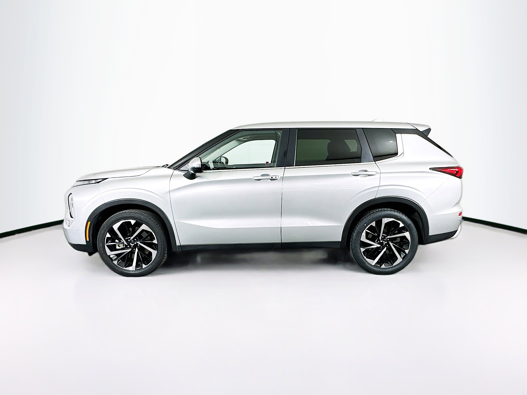 Used 2024 Mitsubishi Outlander SE image 4