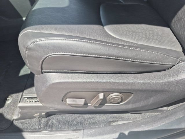Used 2025 Kia Carnival FWD image 14