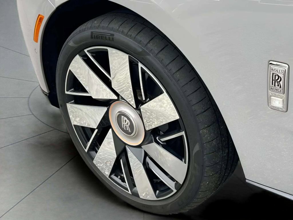 Used 2025 Rolls-Royce Cullinan image 23