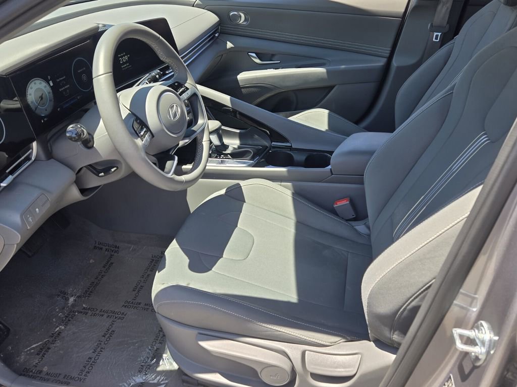 Certified 2025 Hyundai Elantra SEL FWD image 10