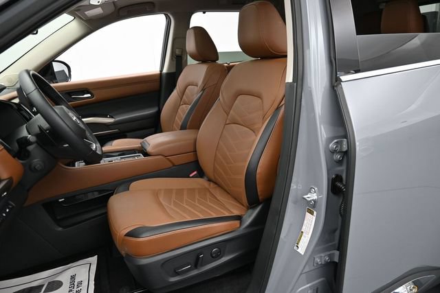 Used 2025 Nissan Pathfinder Platinum FWD image 11
