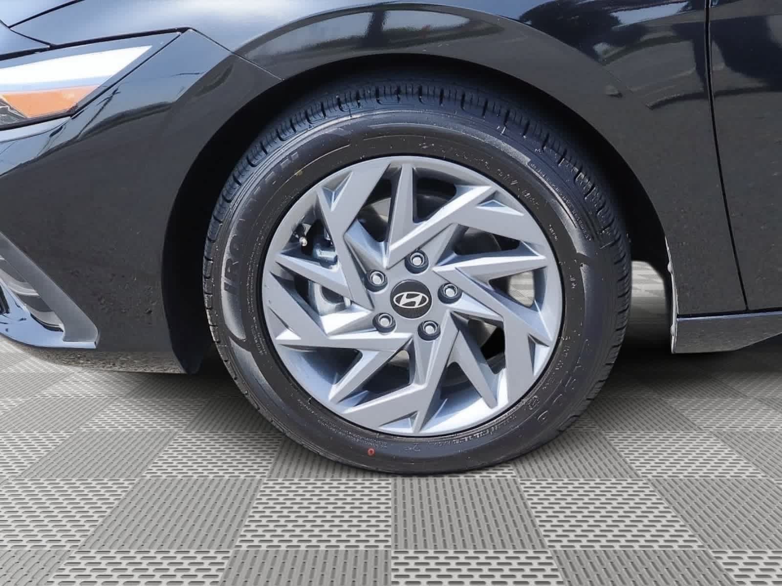 Used 2025 Hyundai Elantra Hybrid FWD image 14