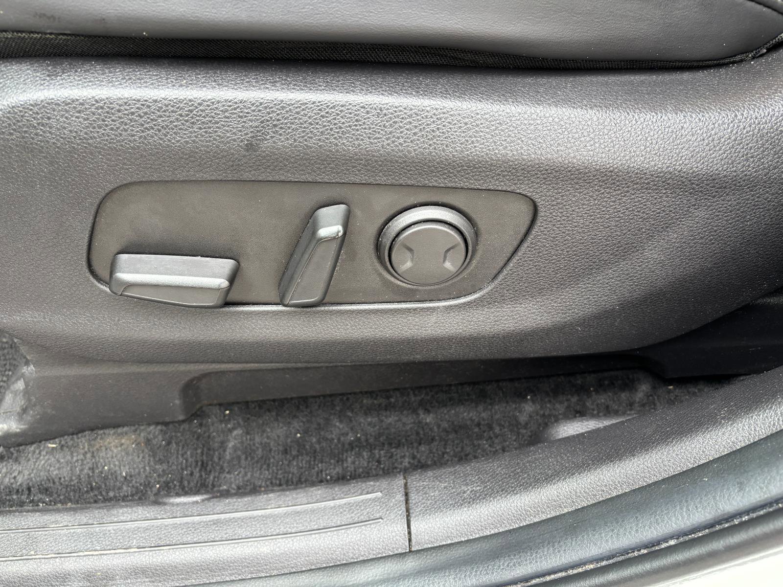 Used 2023 Kia Carnival LX image 11