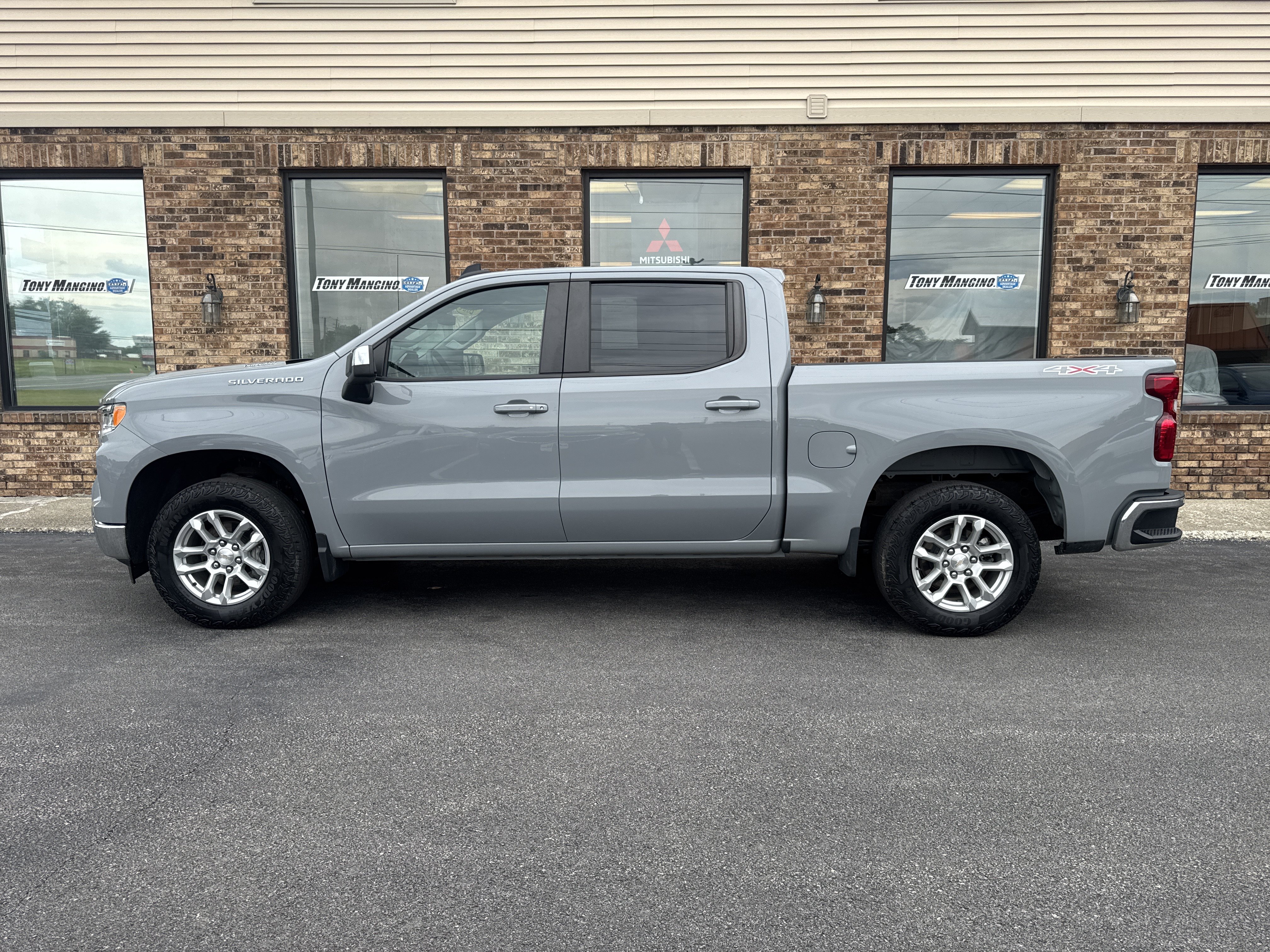 Used 2024 Chevrolet Silverado 1500 LT AWD/4WD image 2