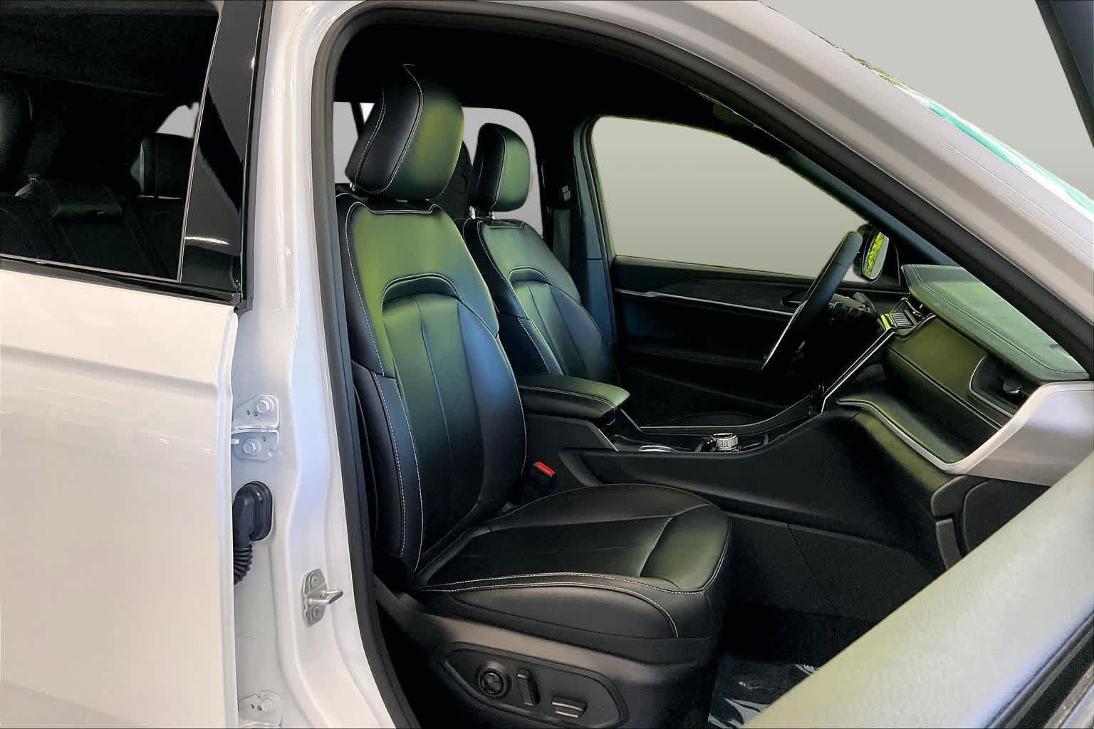 Used 2025 Jeep Grand Cherokee Limited AWD/4WD image 8