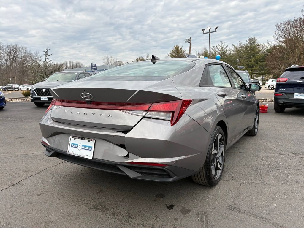 Used 2023 Hyundai Elantra SEL w/ Convenience Package FWD image 7