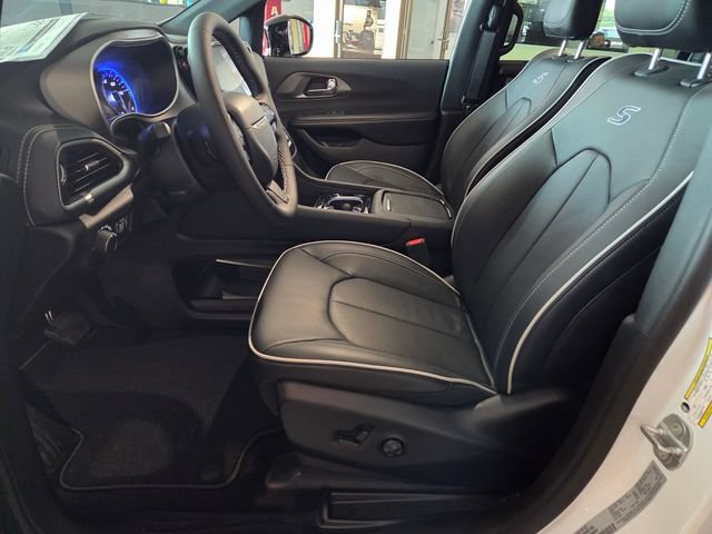 New 2027 Chrysler Pacifica Limited w/ S Appearance Package FWD image 3