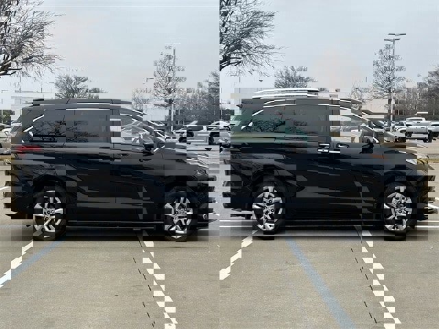 Used 2024 Toyota Sienna Limited image 3