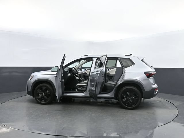 Used 2025 Volkswagen Taos SE FWD image 38