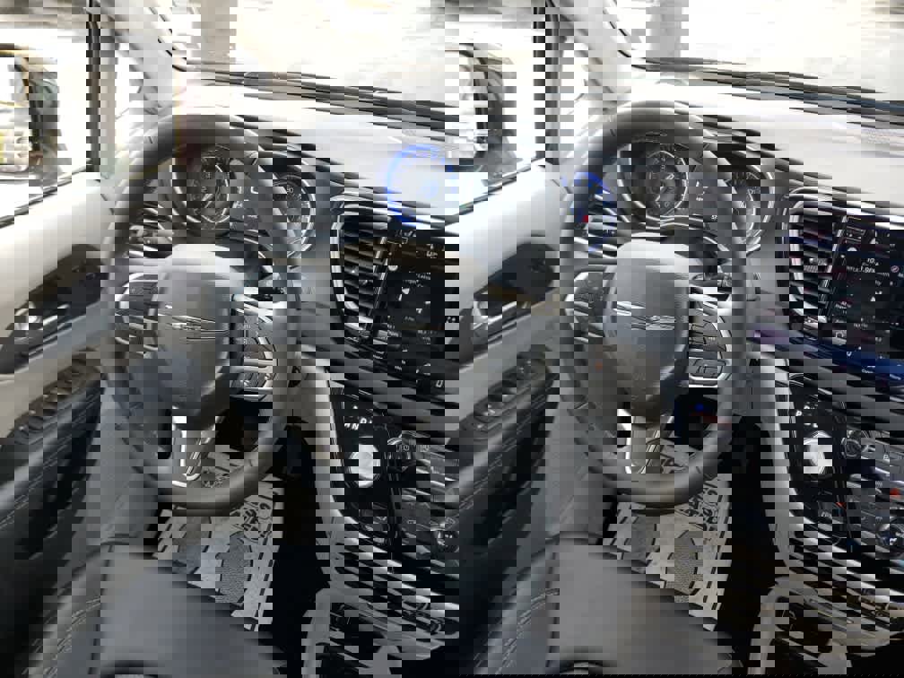 Certified 2024 Chrysler Pacifica Touring-L image 17