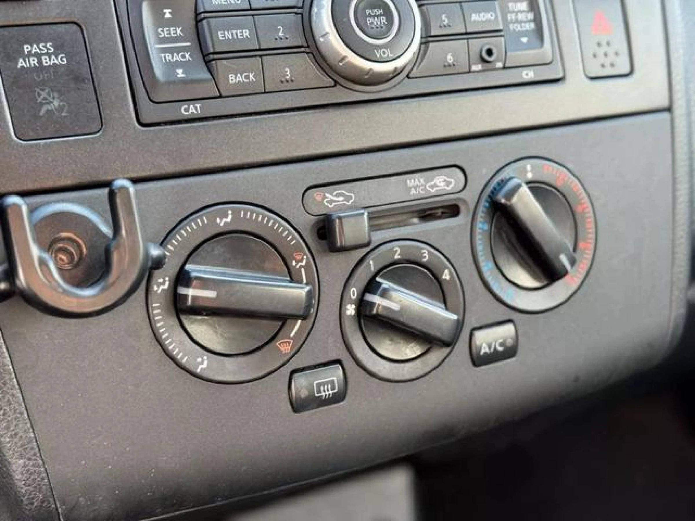 Used 2012 Nissan Versa SL image 29