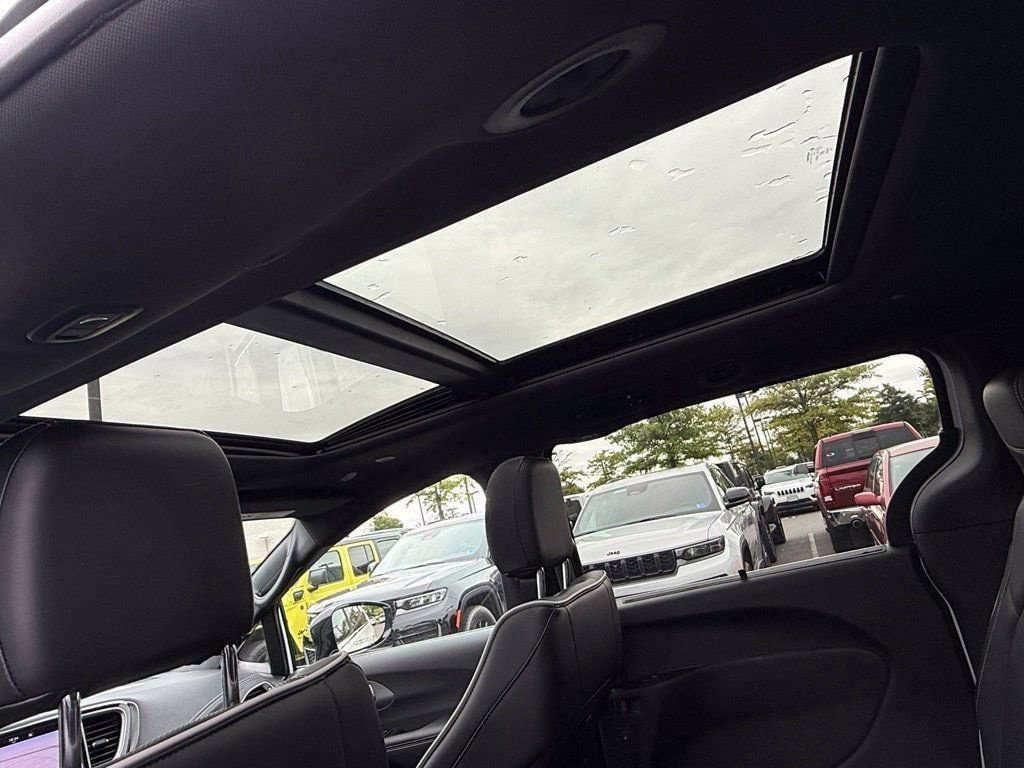 New 2027 Chrysler Pacifica Limited FWD image 12
