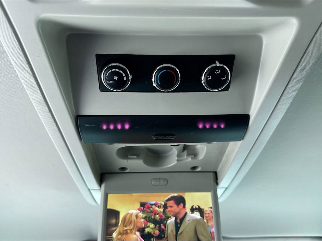 Used 2014 Chrysler Town & Country Touring FWD image 20