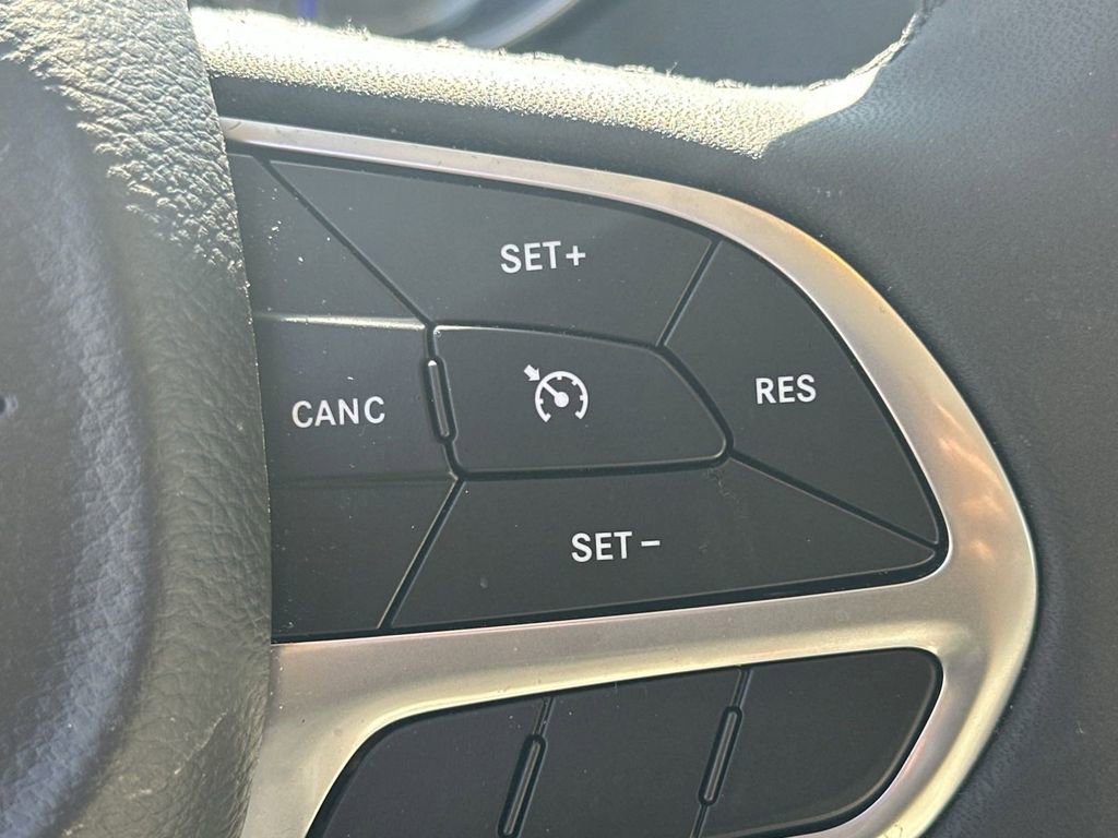 Used 2023 Chrysler 300 Touring w/ Sport Appearance Package image 21