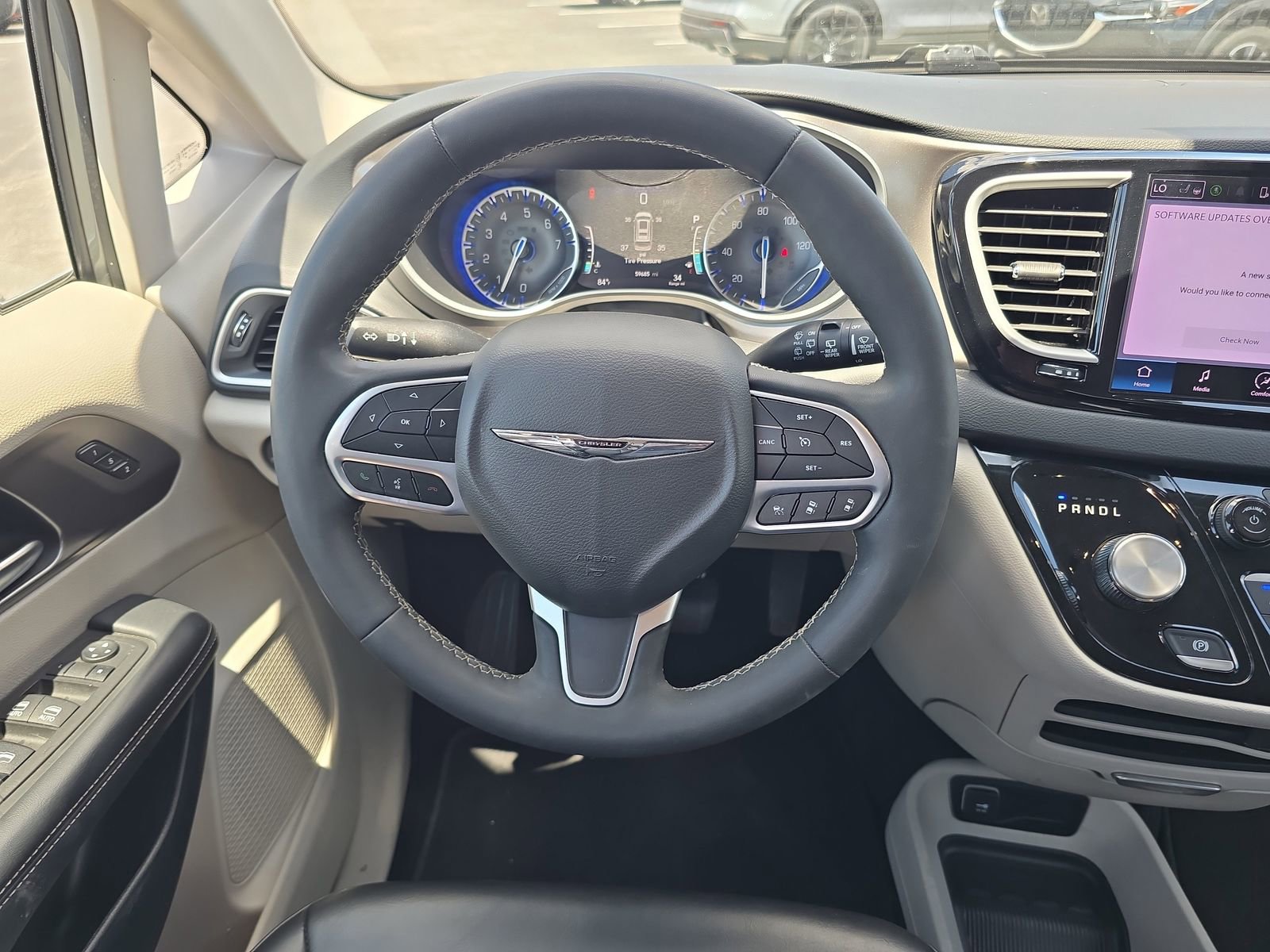 Used 2023 Chrysler Pacifica Touring-L FWD image 10