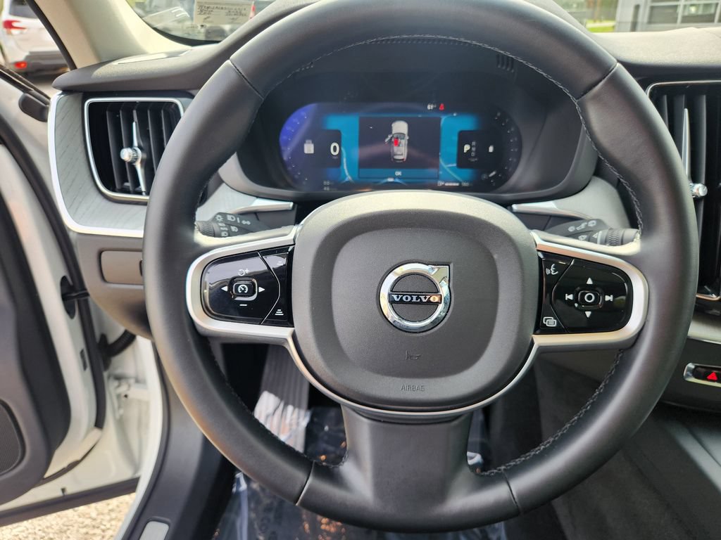 Certified 2025 Volvo XC60 B5 Plus AWD/4WD image 19